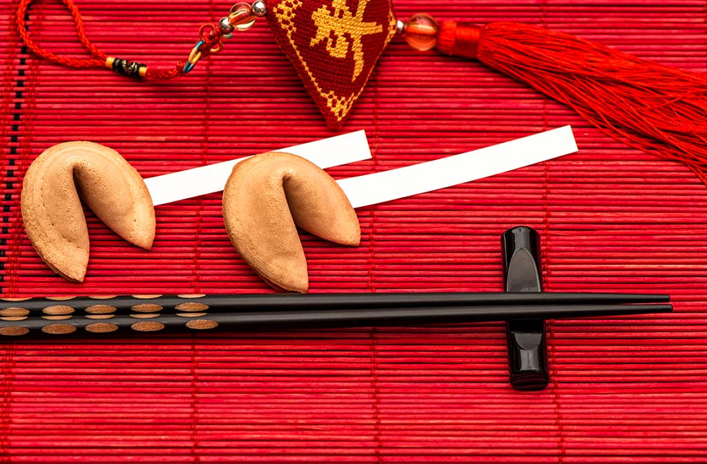 Une belle table chinoise et des fortune cookies pour le réveillon du Nouvel An chinois