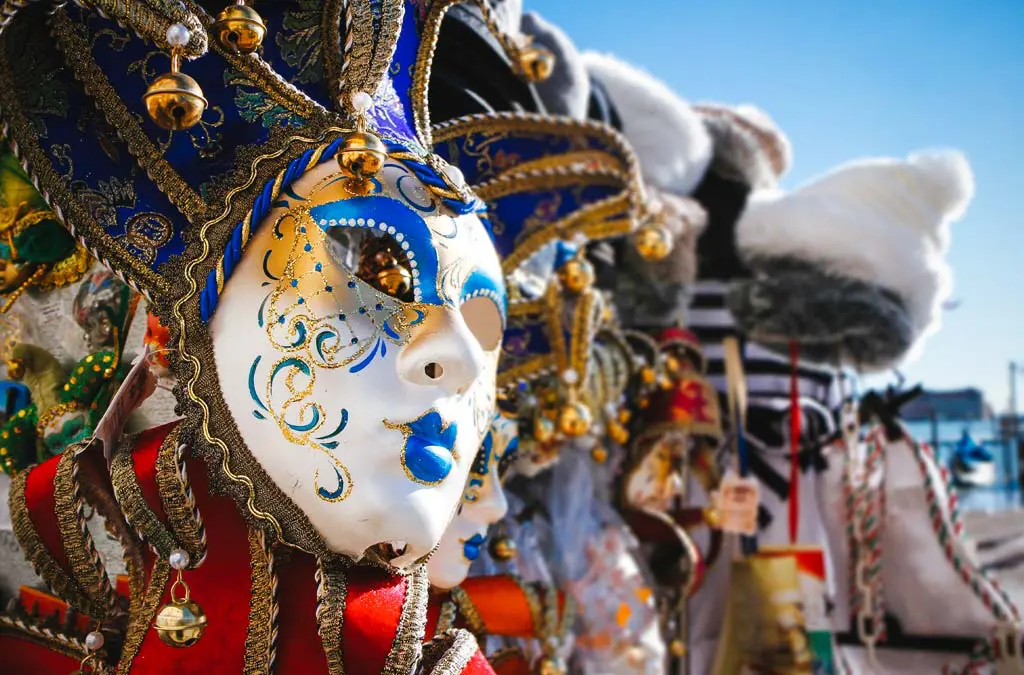 Les costumes du carnaval de Rio s'offrent une nouvelle vie de paillettes