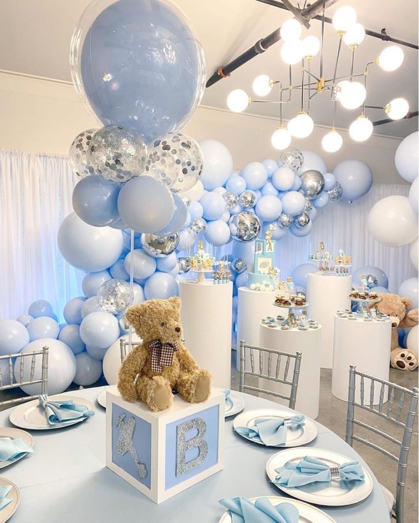 Une décoration de baby shower soignée aux tons bleus et blancs