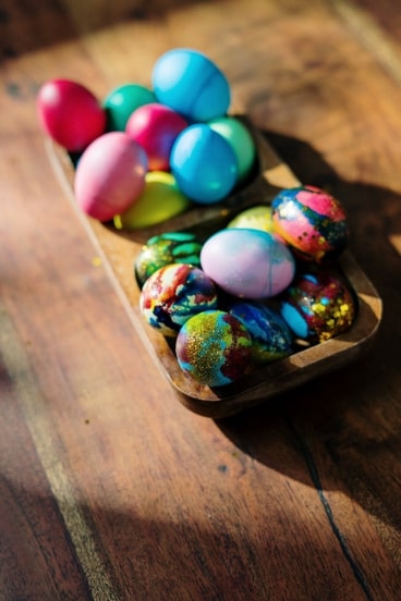 De jolis oeufs de Pâques décorés pour l'occasion