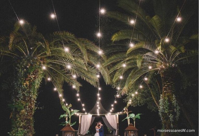 Un photocall de mariage tout en lumières