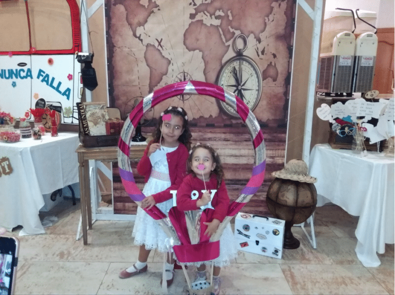 Un photocall de mariage sur la thématique du voyage